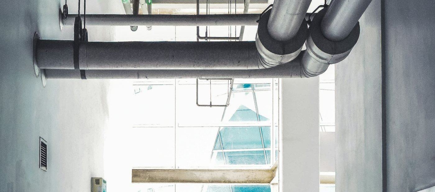 Tubulação e difusor de ar no teto de um edifício institucional